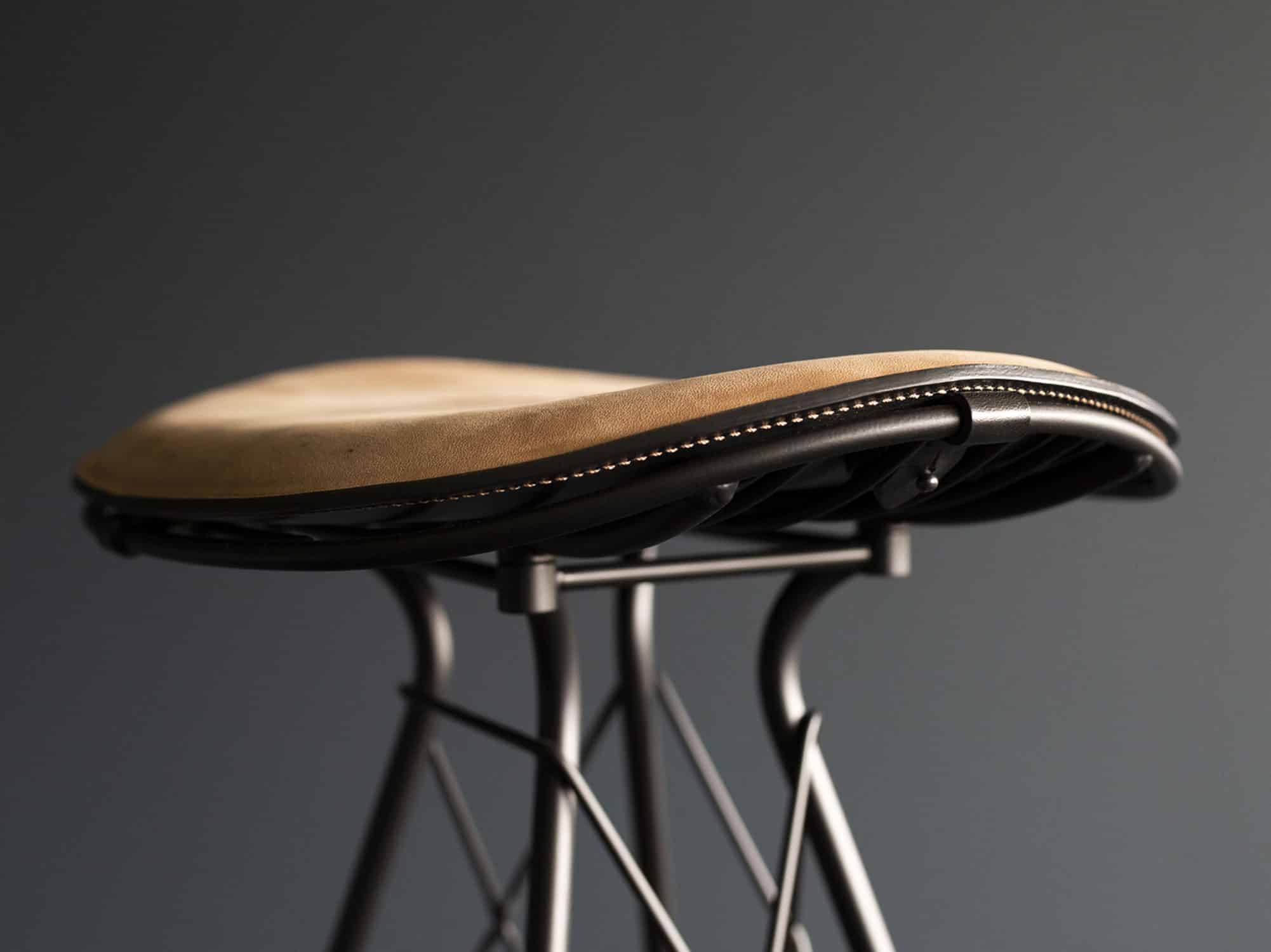 WireBarStool_OvergaardDyrman_Black_Sand_Leather_Detail